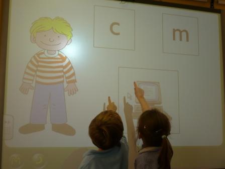 Chip helps Yr R with their phonics